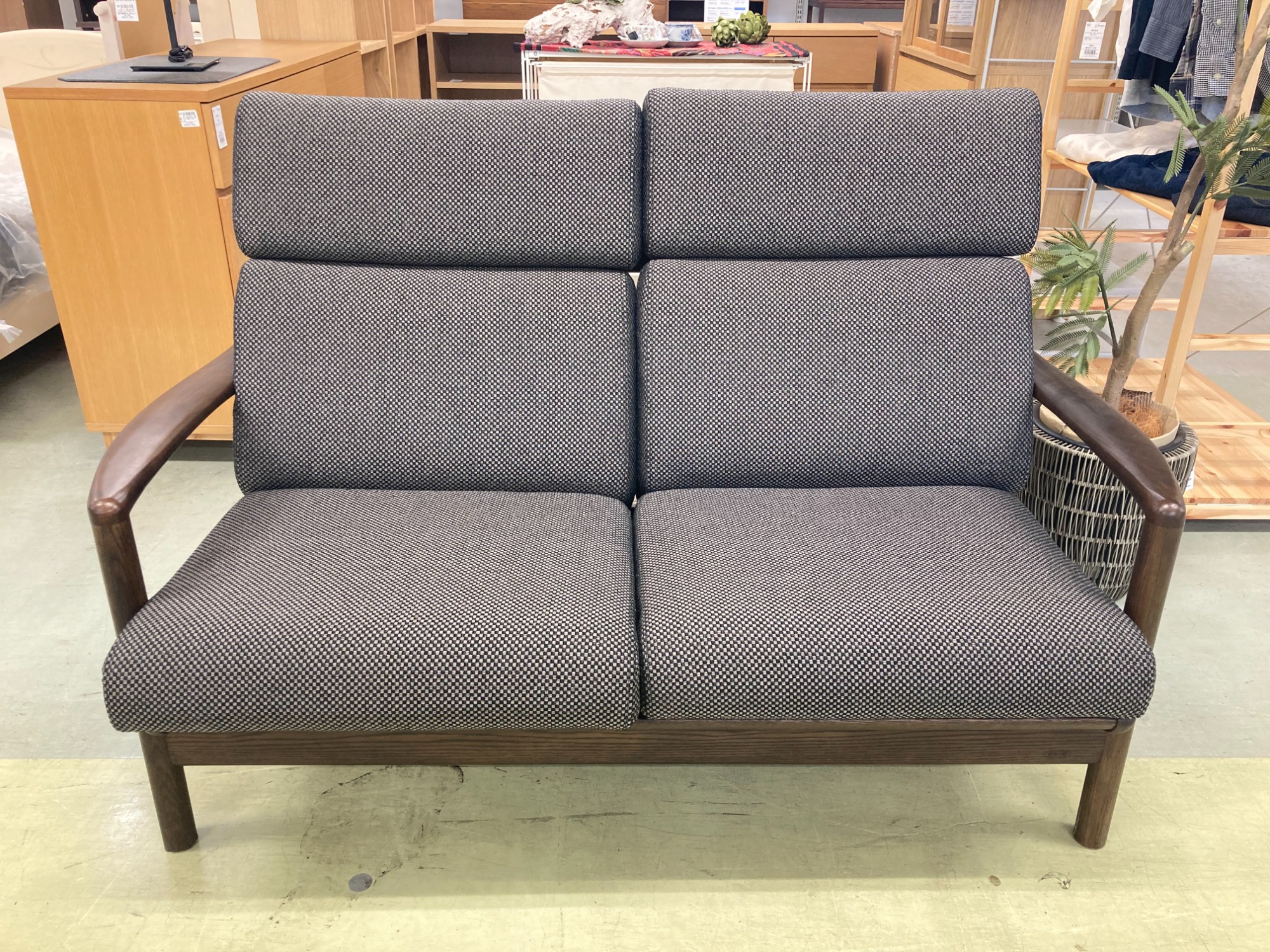 浜本工芸の2人掛けソファのご紹介です