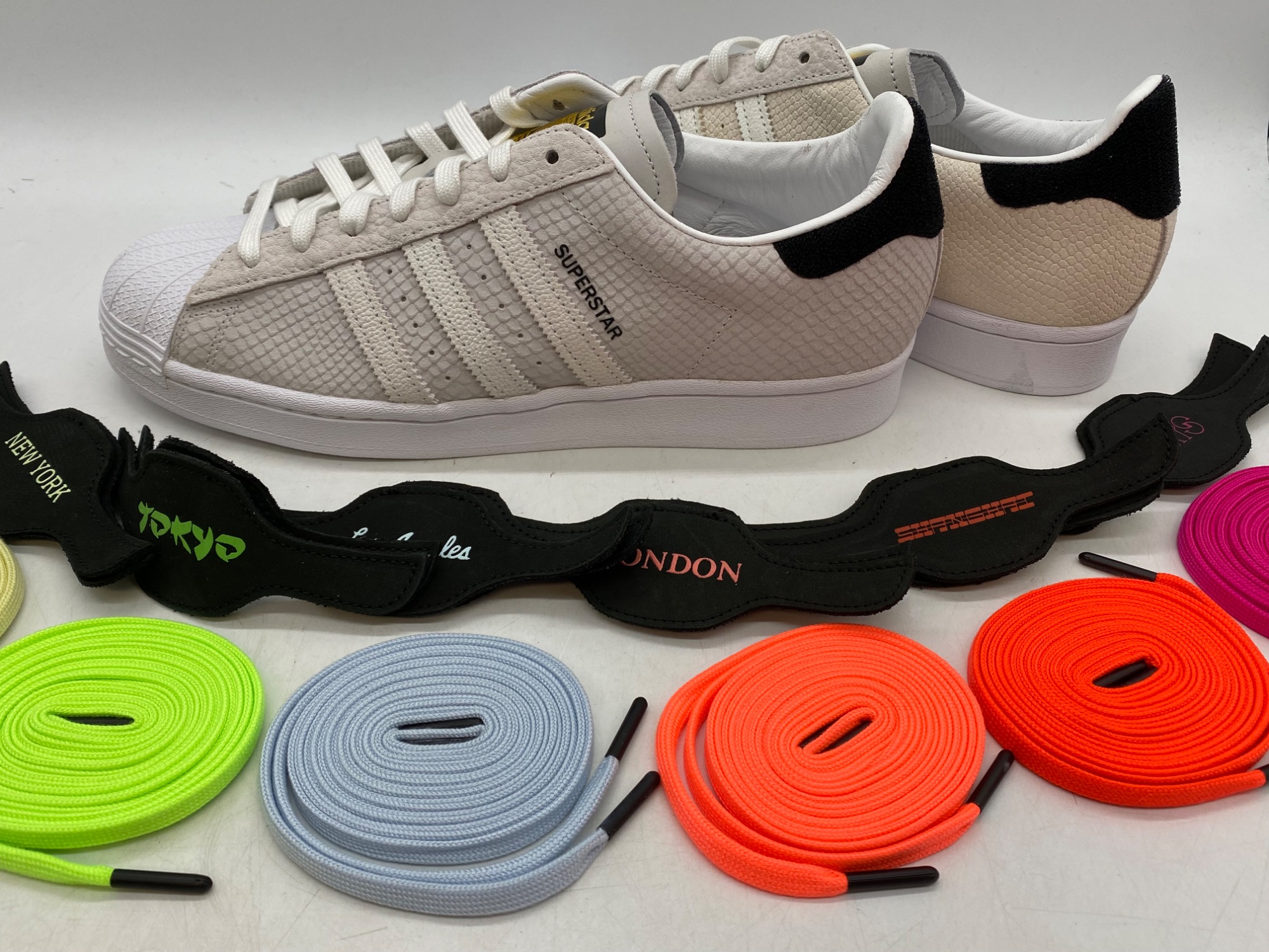 スニーカー買取強化中！ADIDASのスニーカー『SUPER STAR FV2822