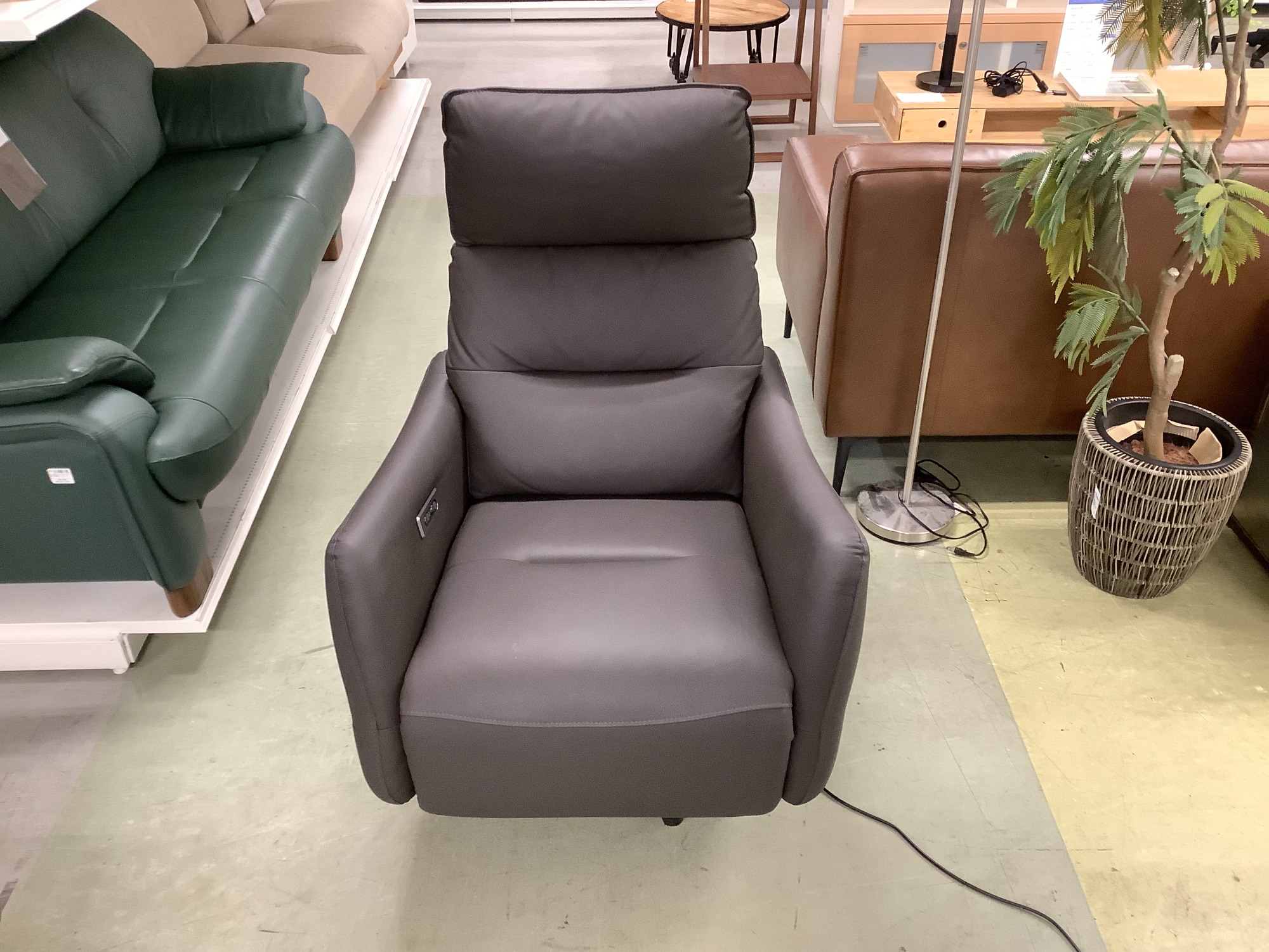 ⭐︎今週中に売れなければ処分⭐︎ニトリ　電動リクライニングソファ ニトリ の電動リクライニングソファーが買取入荷しました