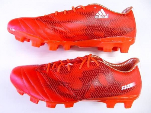 スポーツシューズのアディダス（adidas）