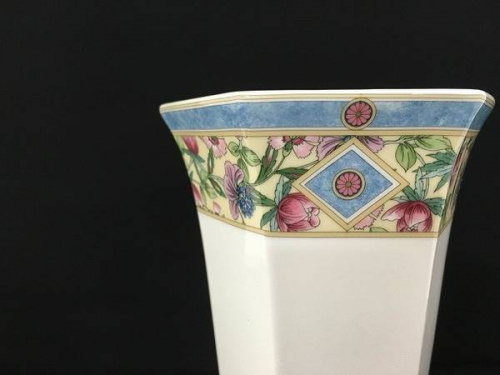 フラワーベースのWEDGWOOD