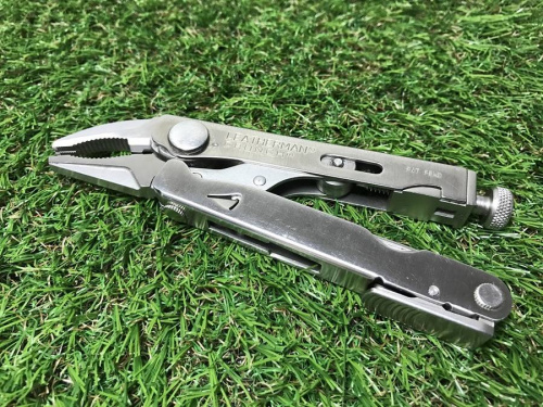 キャンプ用品のマルチツール