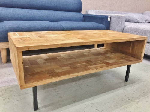 家具のテーブル