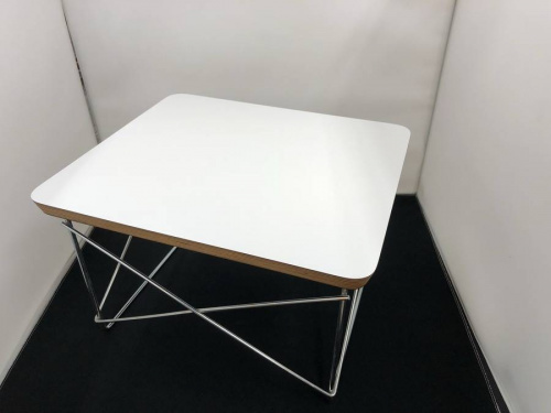 家具のテーブル