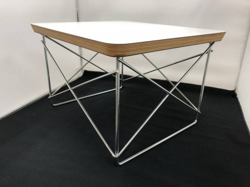 テーブルのHerman Miller