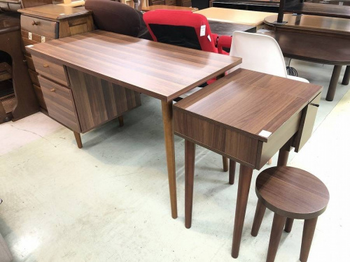 家具のテーブル