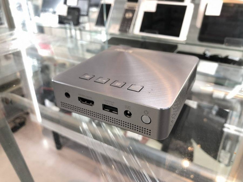 デジタル家電のプロジェクター