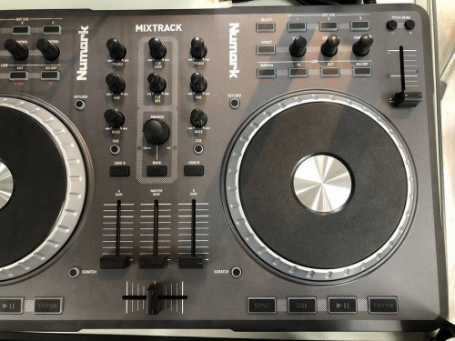 NUMARKのDJコントローラー