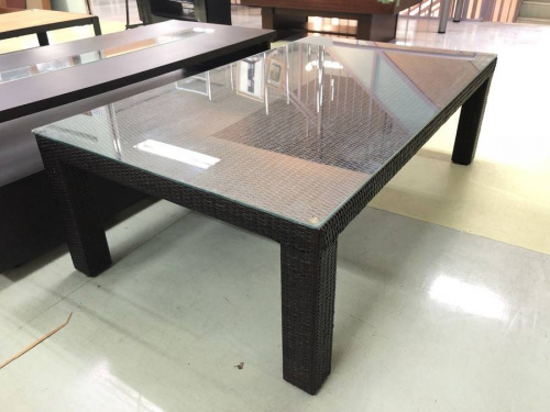 家具のテーブル