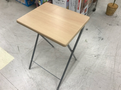 生活家具のテーブル