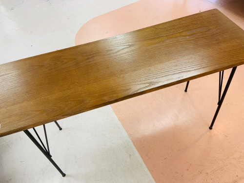 家具のテーブル