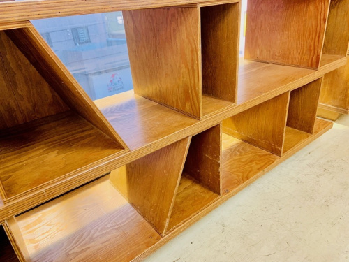 シェルフのアシンメトリーデザイン