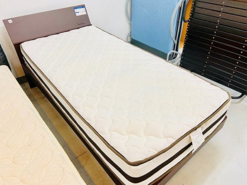 家具のベッド