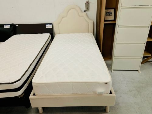 ベッドのシングルベット