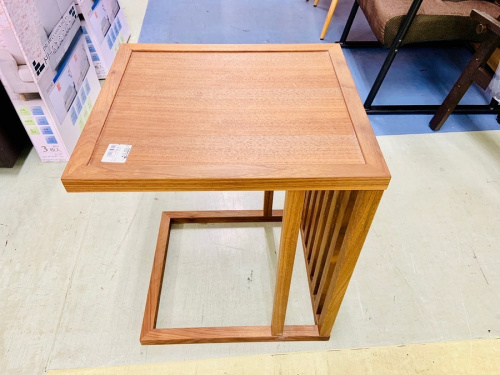 家具のテーブル