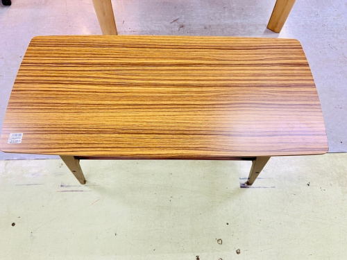 家具のテーブル