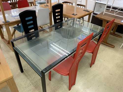 生活家具のテーブル