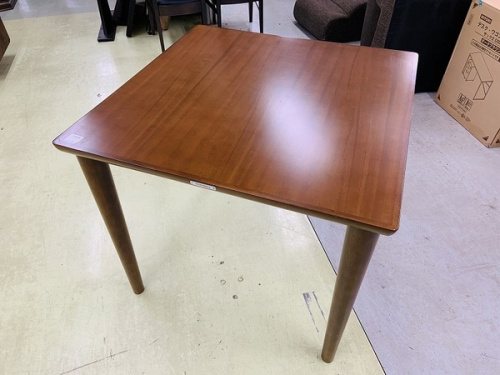 家具のテーブル
