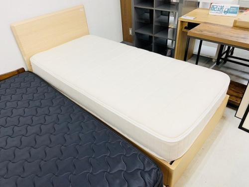 家具のベッド