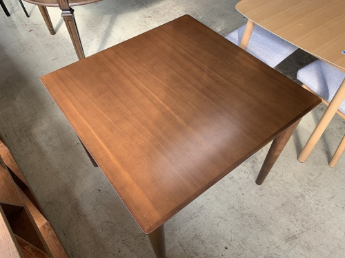 家具のダイニングテーブル