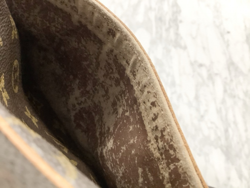 ショルダーバッグのLOUIS VUITTON