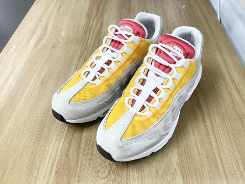 靴のスニーカー