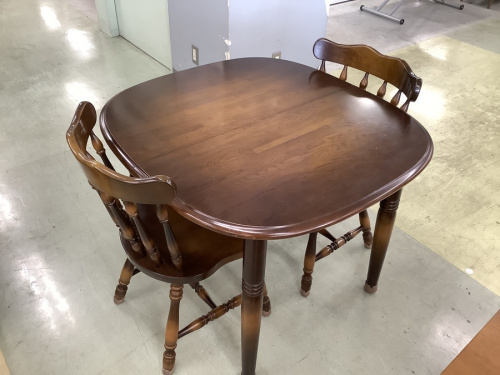 生活家具のテーブル