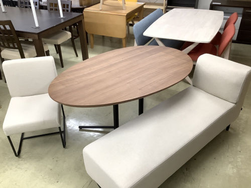 生活家具のテーブル