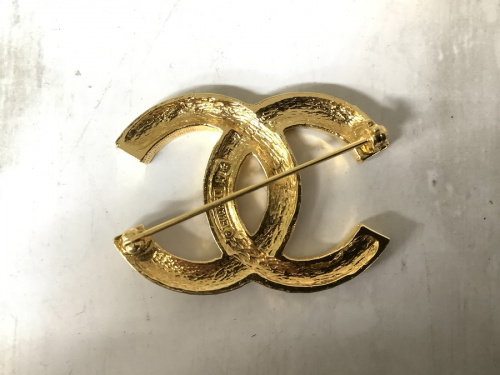 ブローチのCHANEL