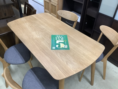 生活家具のテーブル