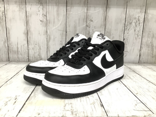 靴のスニーカー