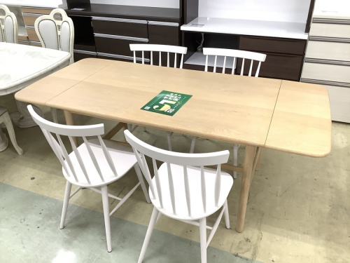 家具のテーブル