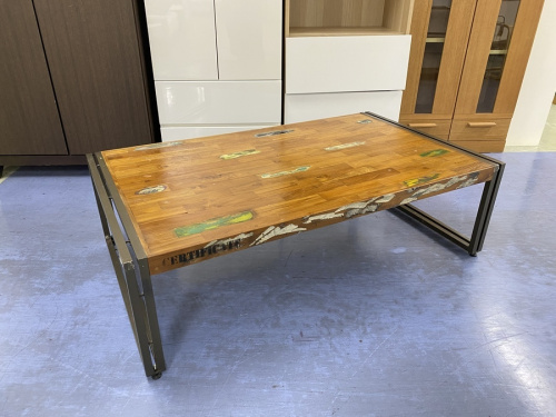 家具のテーブル