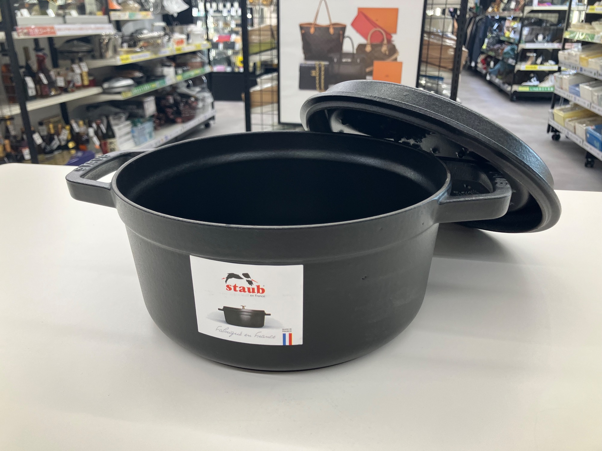 両手鍋 Staub ピコ ココット ラウンド 22cmホーロー鍋ご紹介します