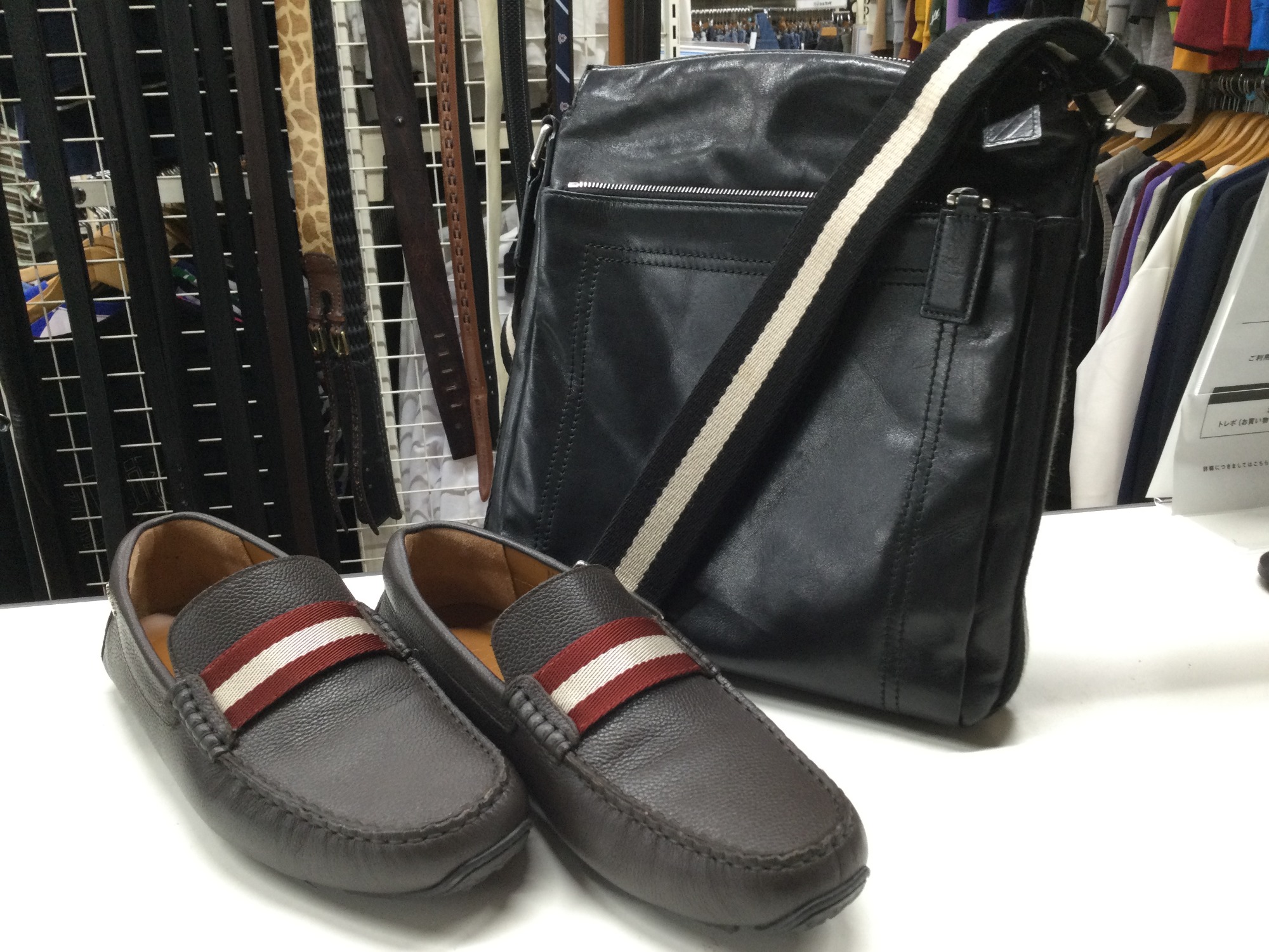 BALLY/バリー】ドライビングシューズとレザーショルダーバッグ