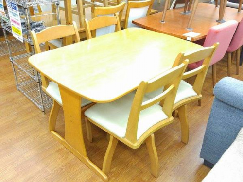 ソファーのカップボード