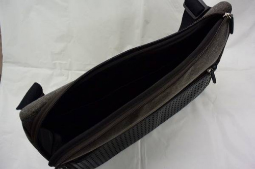 ひらくPCバッグのビジネスマン