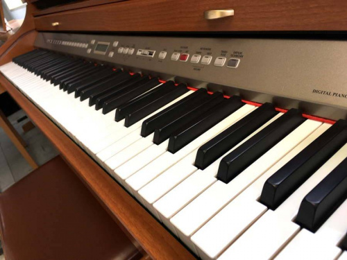 電子ピアノのエレキギター