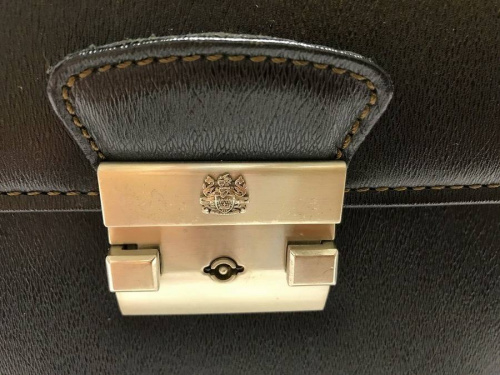 ブリーフケースのバッグ