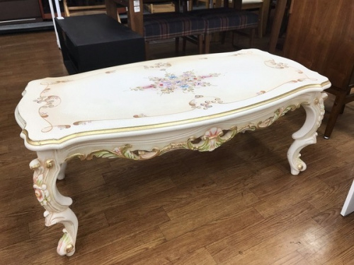 生活家具のテーブル