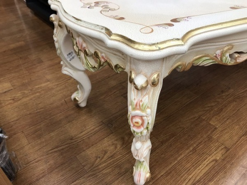 ローテーブルのロココ調