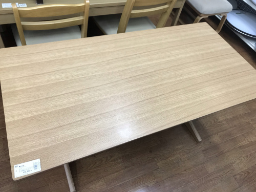 生活家具のテーブル