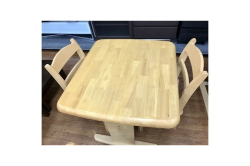 生活家具のテーブル