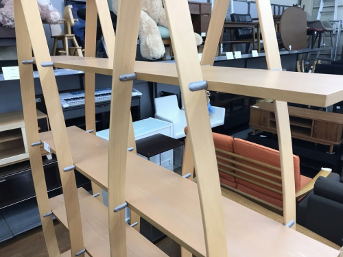 万能収納のオープンシェルフ