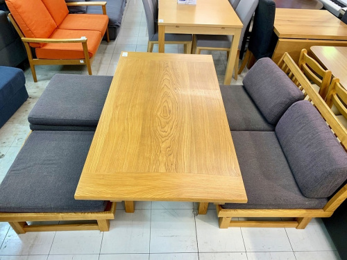 生活家具のテーブル