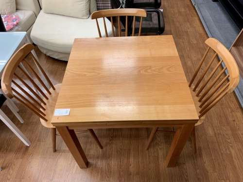 生活家具のテーブル