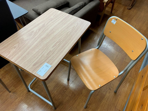 デスクの昭和レトロ　学校の机