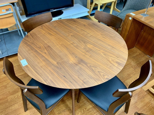 生活家具のテーブル