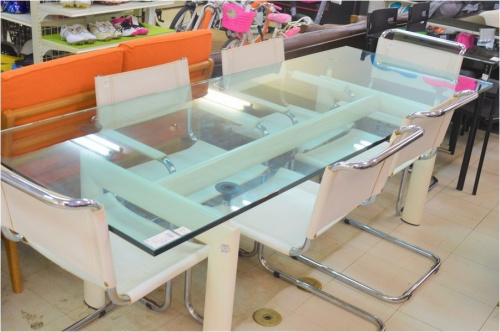 生活家具のテーブル