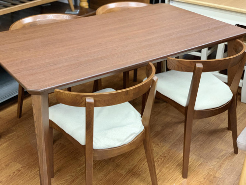 生活家具のテーブル